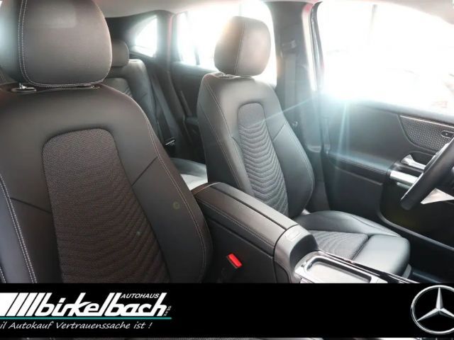 Mercedes-Benz GLA 200 Advanced 7G LED RFK  LHZ Apple