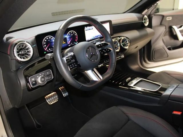 Mercedes-Benz CLA 200 AMG Line Coupé