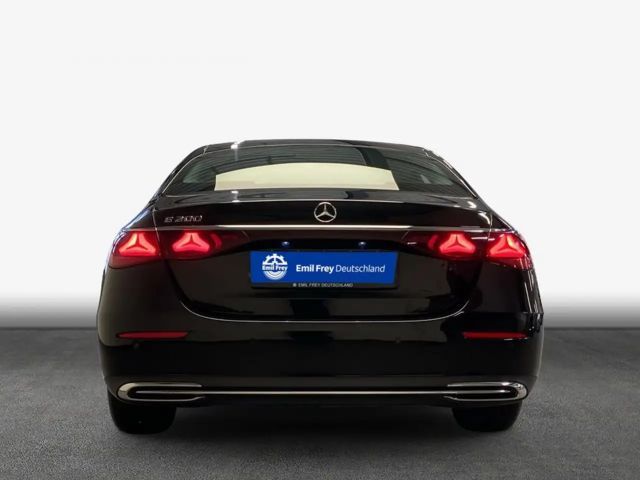 Mercedes-Benz E 200 Sedan