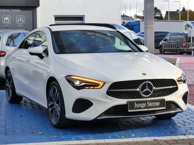 Mercedes-Benz CLA 180 Progressive Sedan