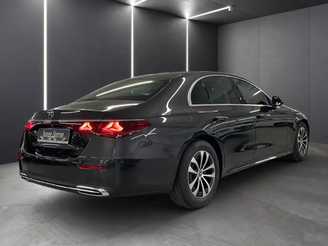 Mercedes-Benz E 200 Sedan