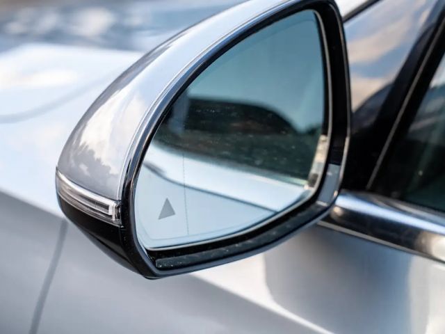 Mercedes-Benz E 200 AVANTGARDE Sedan