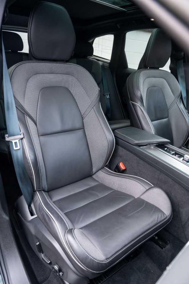 Volvo XC60 AWD Dark Plus