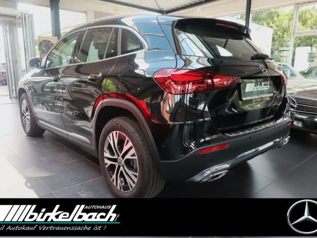 Mercedes-Benz GLA 200 Advanced 7G LED RFK  LHZ Apple