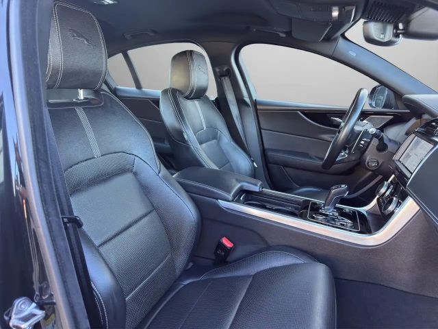 Jaguar XE AWD D200 R-Dynamic S