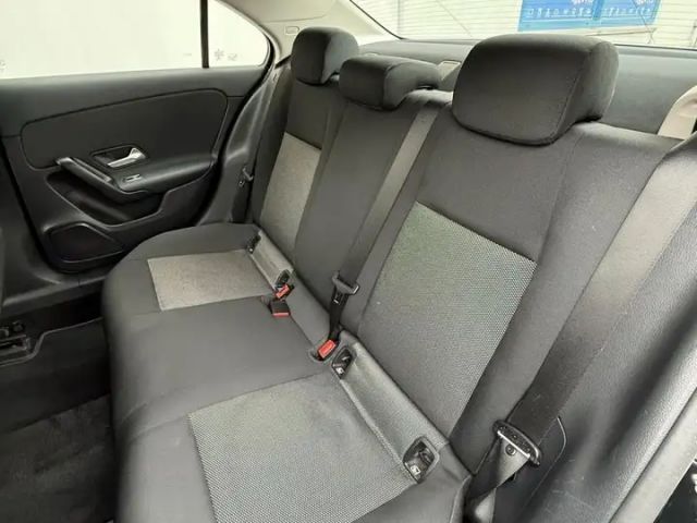 Mercedes-Benz A 180 A 180 d