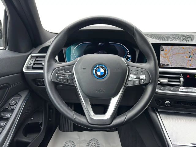 BMW 330 330e Sedan