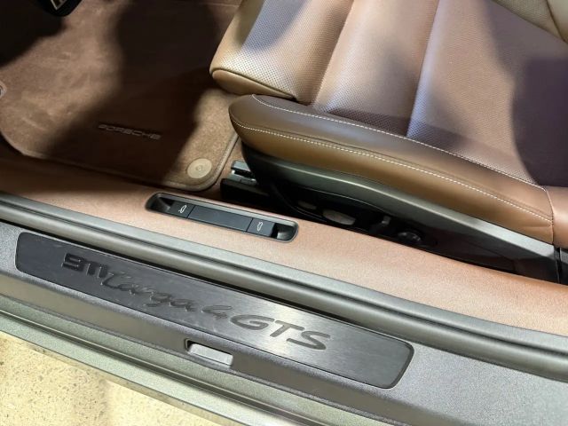 Porsche 992 4 Cabrio GTS Targa