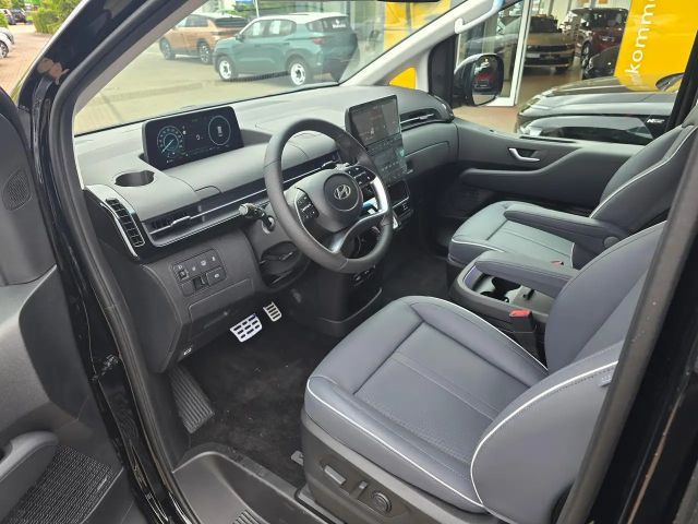 Hyundai Staria Signature