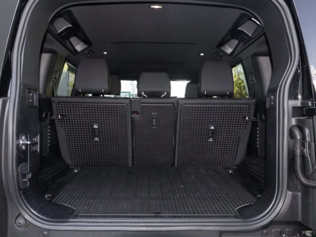 Land Rover Defender 110 D250 Dynamic SE