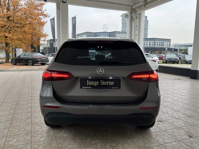 Mercedes-Benz B 180 B 180 d