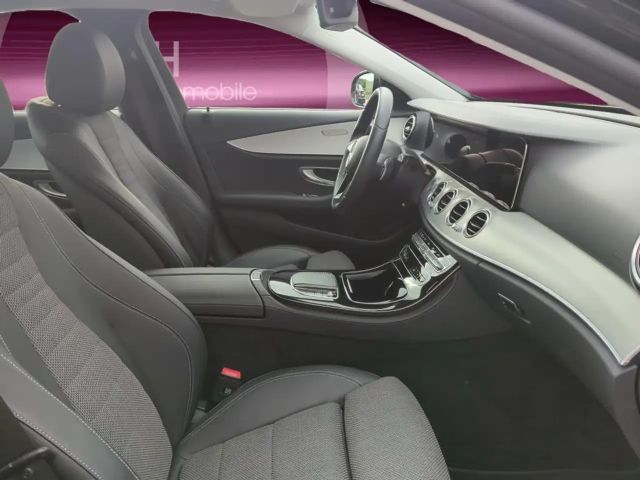 Mercedes-Benz E 200 Sedan