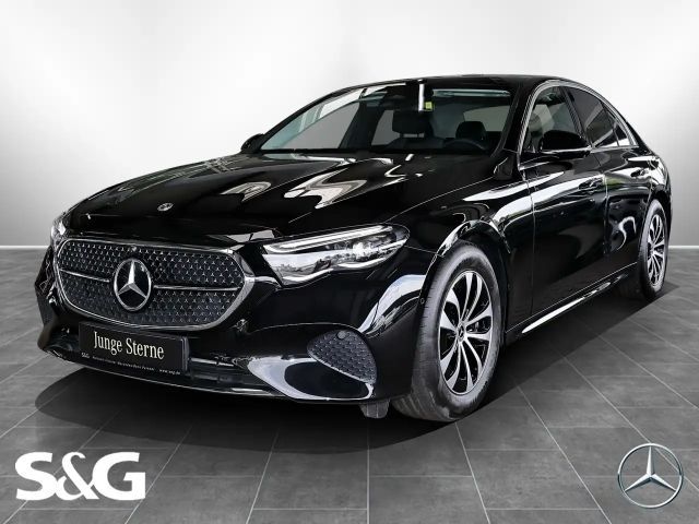Mercedes-Benz E 200 Sedan
