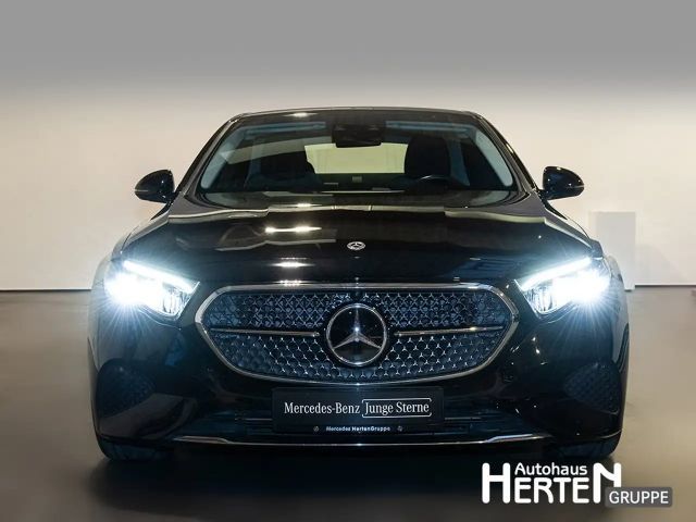 Mercedes-Benz E 200 AVANTGARDE Sedan