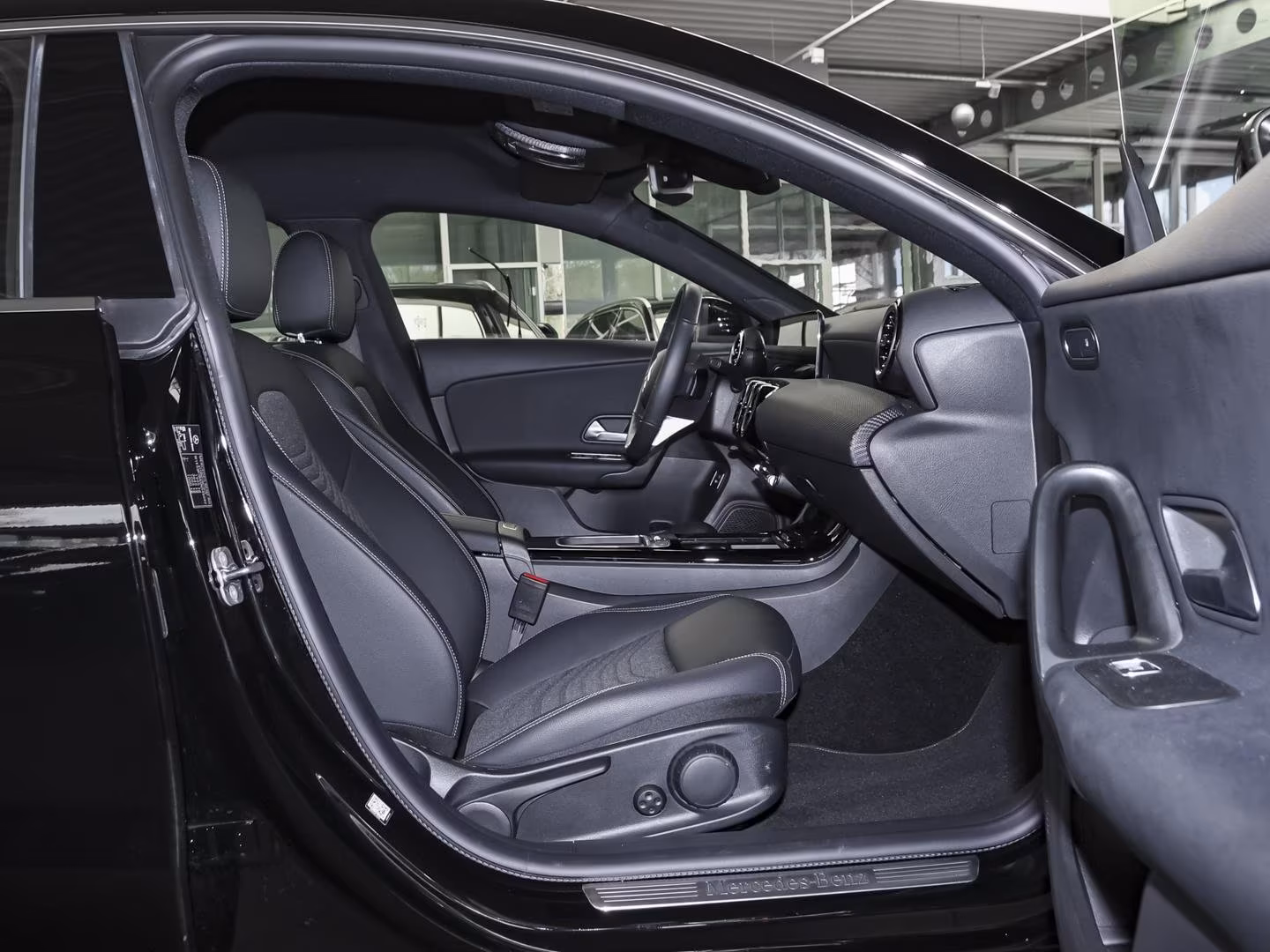 Mercedes-Benz CLA 200 Rückfahrkamera Sitzheizung MBUX-Navi LED