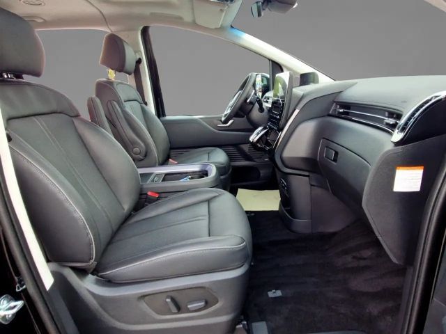 Hyundai Staria Signature