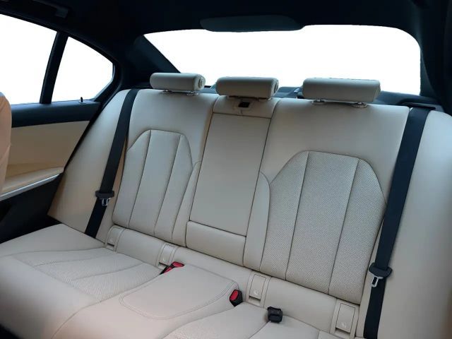 BMW 320 320d M-Sport Sedan