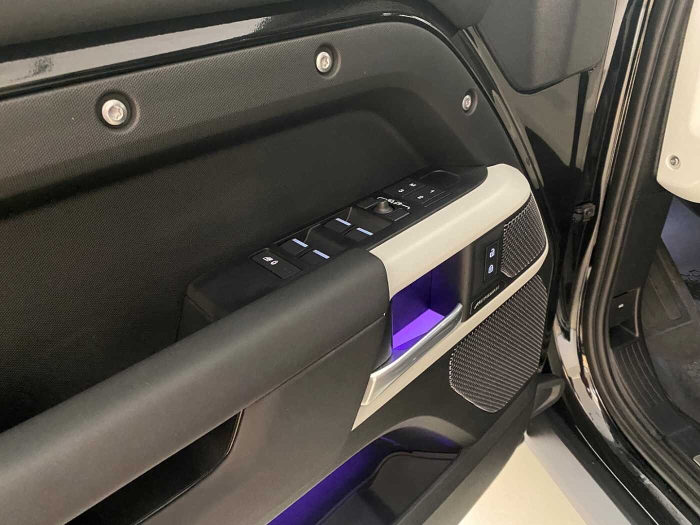 Land Rover Defender 110 Dynamic SE