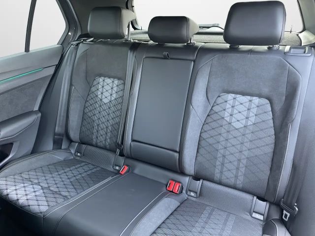 Volkswagen Golf 1.5 eTSI DSG R-Line