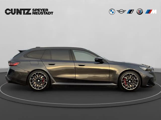 BMW M5 Touring  Anhängerk. Driving+Parkingassist B/W Surr