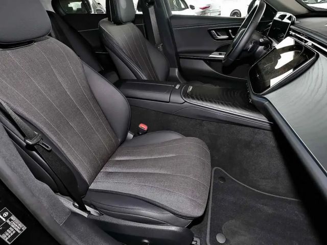 Mercedes-Benz E 200 Sedan