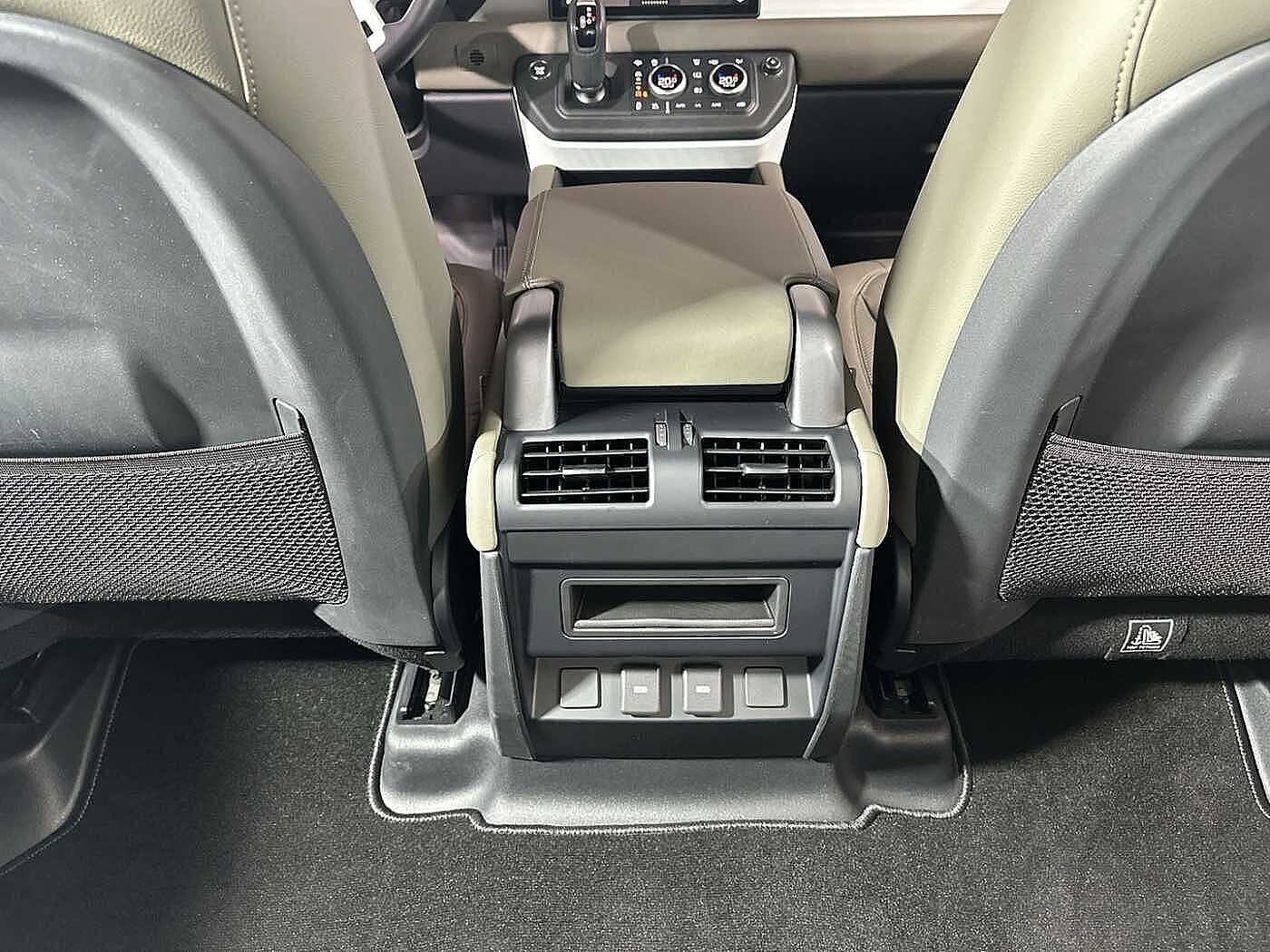 Land Rover Defender 110 SE