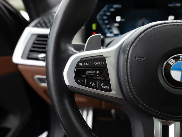 BMW X7 M 60i FACEL. PANO HUD 360° LED STANDHZ B&W