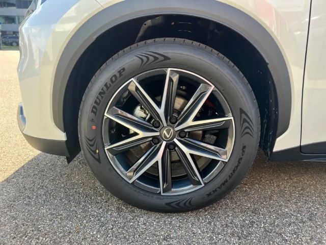 Lexus LBX E-Four Emotion