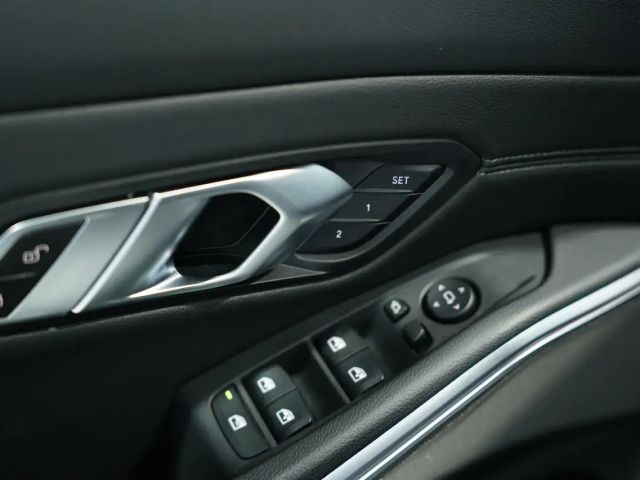 BMW 330 330d M-Sport Sedan