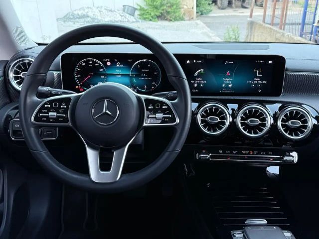 Mercedes-Benz CLA 200 °Shzg°Navi°TWA°Spur°RFK°BT