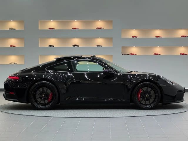 Porsche 992 Black Edition Coupé GTS