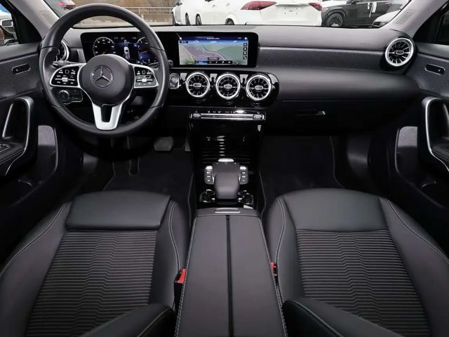 Mercedes-Benz A 180 DISTR++HEADUP+KAMERA+MBUX+CARPLAY+LED+17"