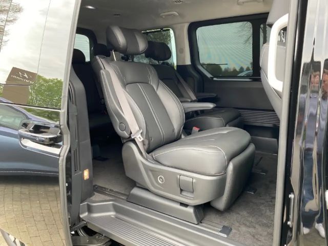 Hyundai Staria Signature