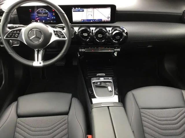 Mercedes-Benz A 180 KAM PDC SpurH Navi AUT LM KlimaA FLA LED