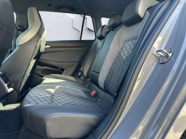 Volkswagen Golf 1.5 eTSI R-Line Style Variant