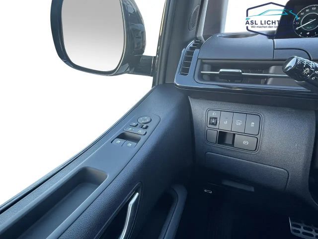 Hyundai Staria Signature