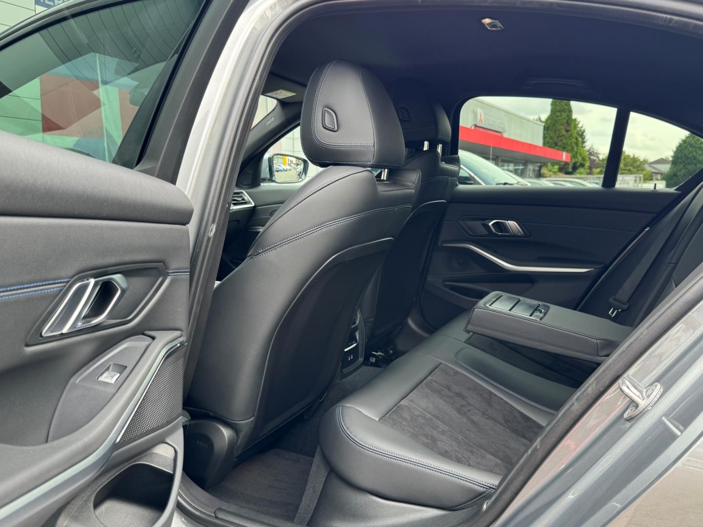 BMW 320 320d M-Sport Sedan xDrive