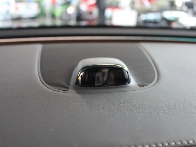 Mercedes-Benz E 200 AMG Line Sedan