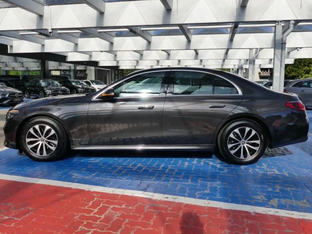 Mercedes-Benz E 200 AVANTGARDE Sedan