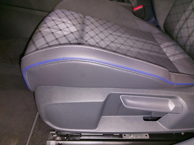 Volkswagen Golf 1.5 eTSI DSG R-Line