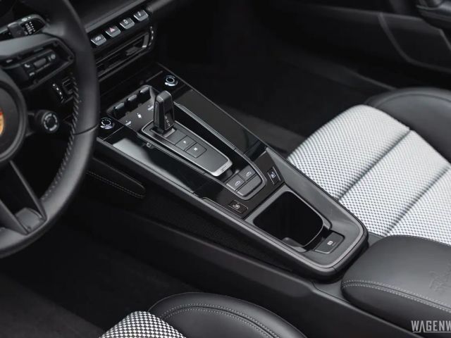 Porsche 992 4 Cabrio GTS Targa