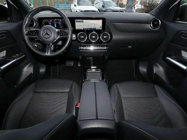 Mercedes-Benz GLA 180 NIGHT PAKET+CARPLAY+KAMERA+SPURHALTE+18"