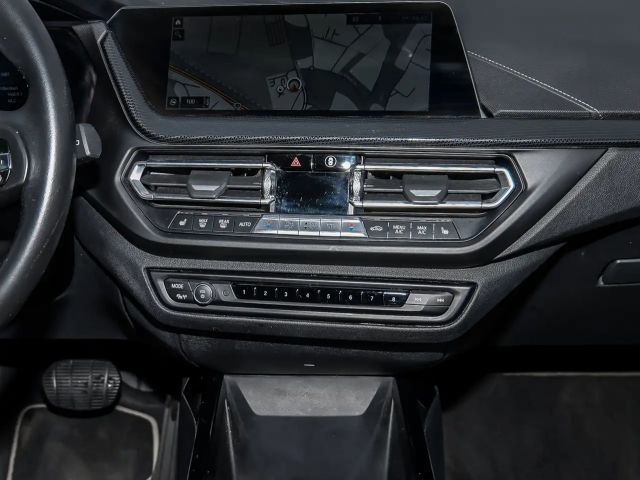 BMW 118 118i 5-deurs Sedan Sport Line