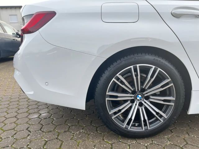 BMW 318 318i M-Sport Sedan