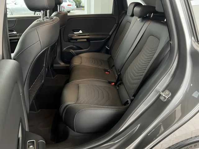 Mercedes-Benz B 180 B 180 d