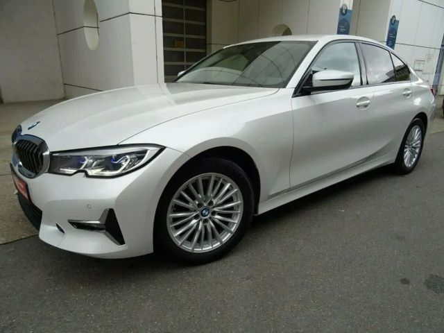 BMW 320 320d Luxury Line Sedan xDrive