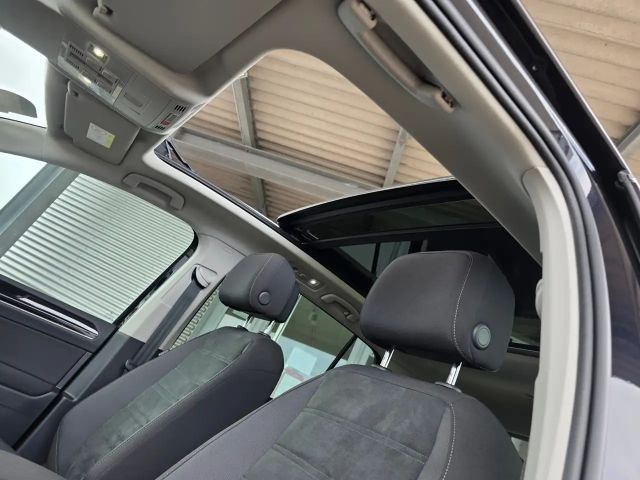 Volkswagen Touran 1.5 TSI DSG IQ.Drive R-Line