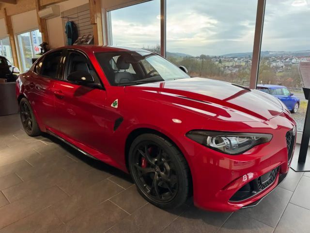 Alfa Romeo Giulia AT8 Quadrifoglio Turbo