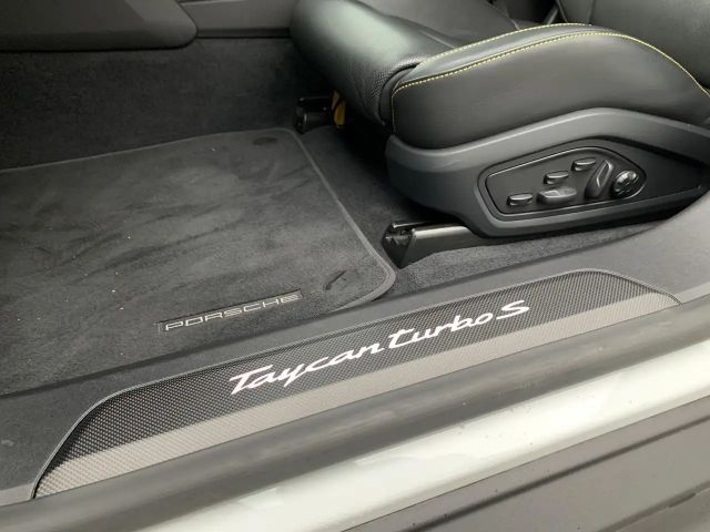 Porsche Taycan S Turbo