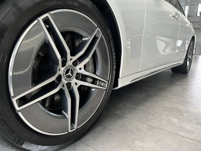 Mercedes-Benz E 200 AMG Line Sedan